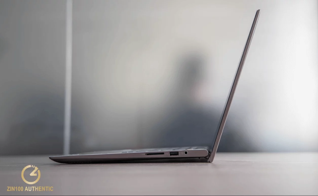 Cạnh phải của chiếc Dell Inspiron 7405