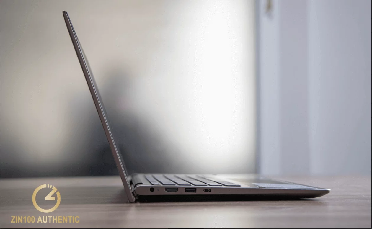 Cạnh trái của chiếc Dell Inspiron 7405
