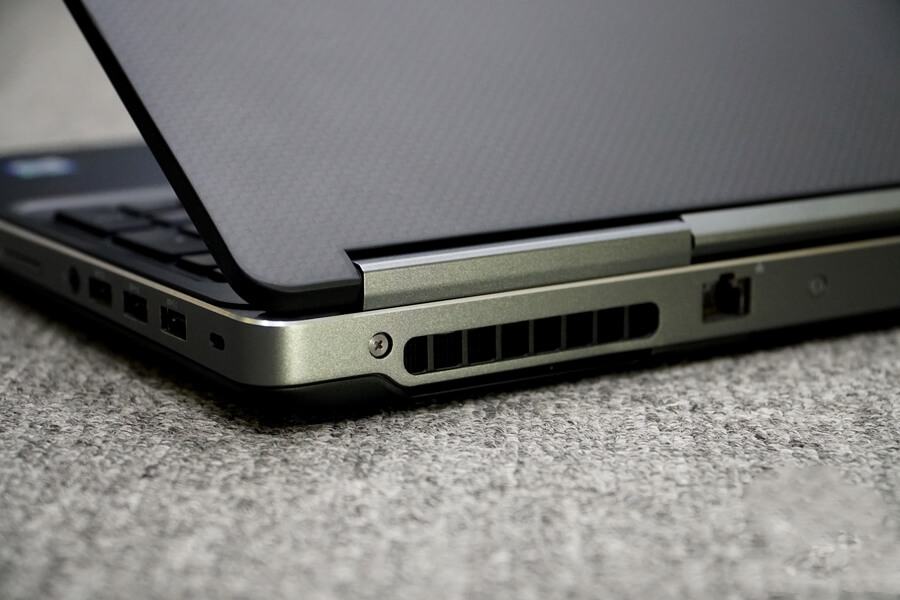 Mặt sau của Dell Precision 7510