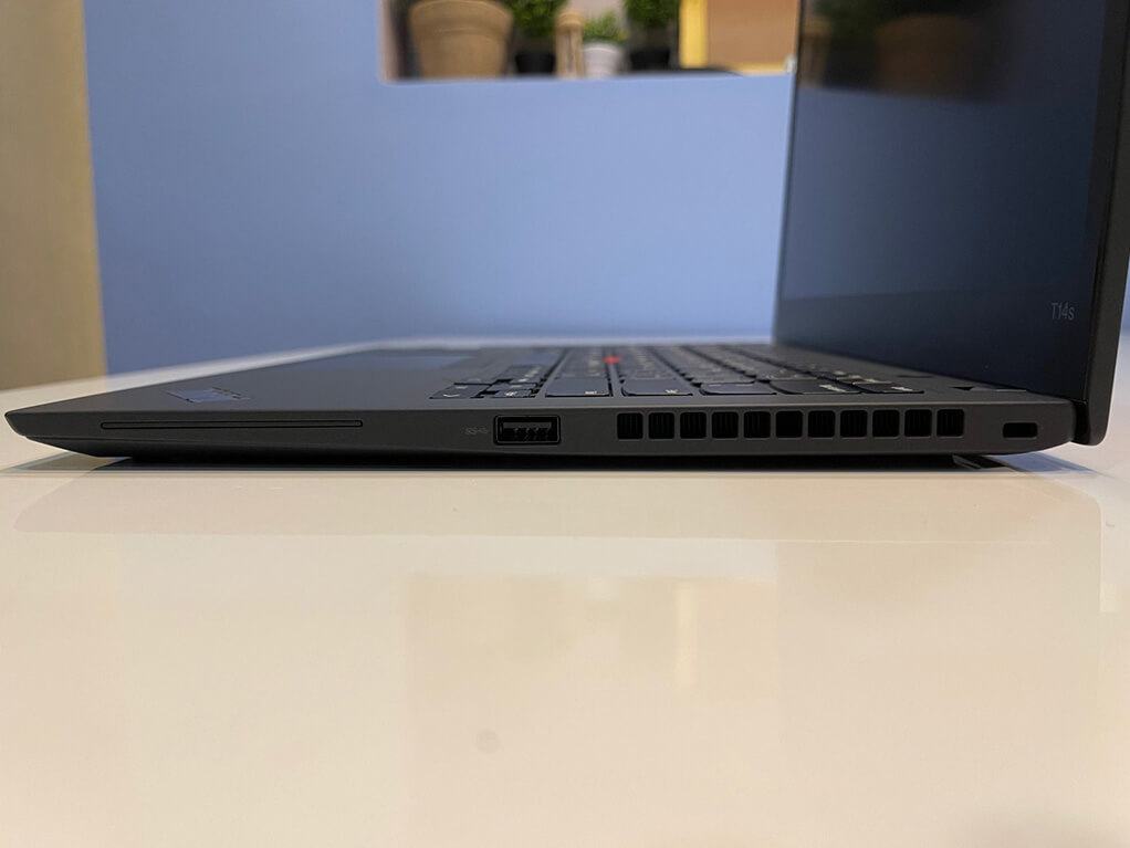 Cổng kết nối cạnh phải