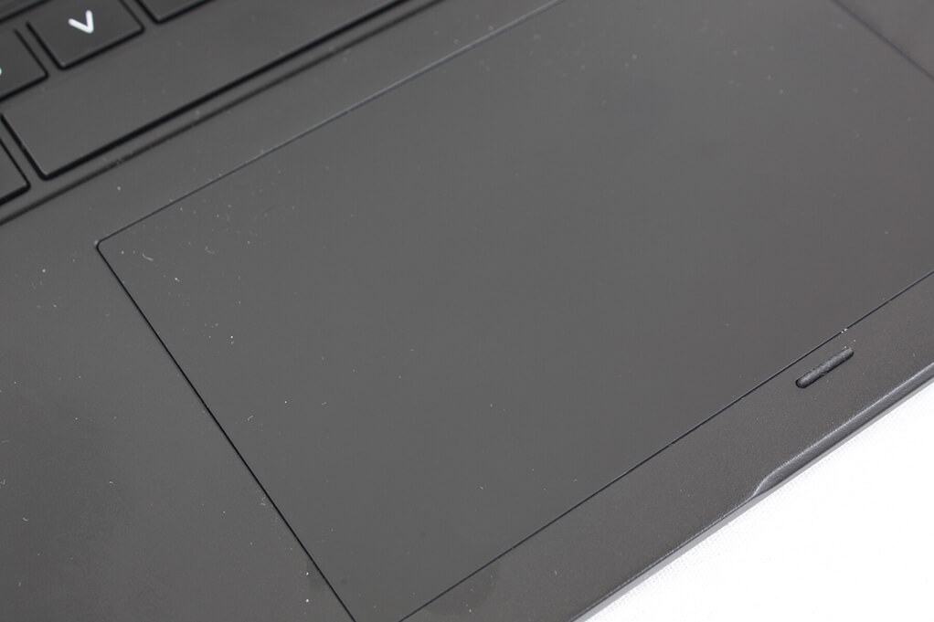 Touchpad lớn hỗ trợ cảm biến đa điểm, vuốt chạm mượt mà